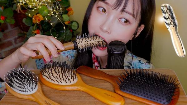 ASMR EDIBLE *ROLL* HAIR BRUSH EATING CRUNCHY&CRISPY 먹는 빗 먹방 食用ヘアブラシ 食用毛刷 🍅