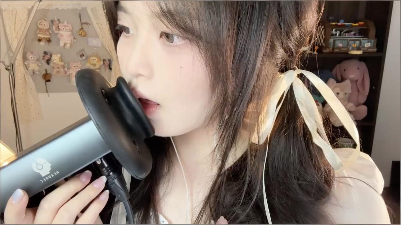 [椰椰拿铁] 固定视角轻语口腔音舔耳 + 白裙丝带双马尾吮吸舔耳 🍅