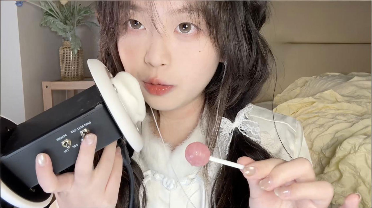 [椰椰拿铁] 超长棒棒糖舔耳 + 女仆の深夜耳畔湿润的舔麦 🍅