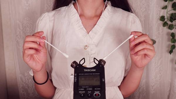 [Judith] 用纯白的棉签打扫厚厚的耳垢，立体感十足 🍅